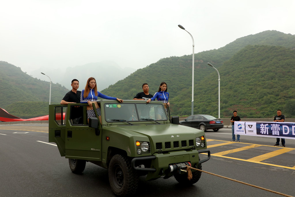 車(chē)模助陣——新蕾電動(dòng)車(chē)在林州測(cè)試挑戰(zhàn)拉悍馬 (12)