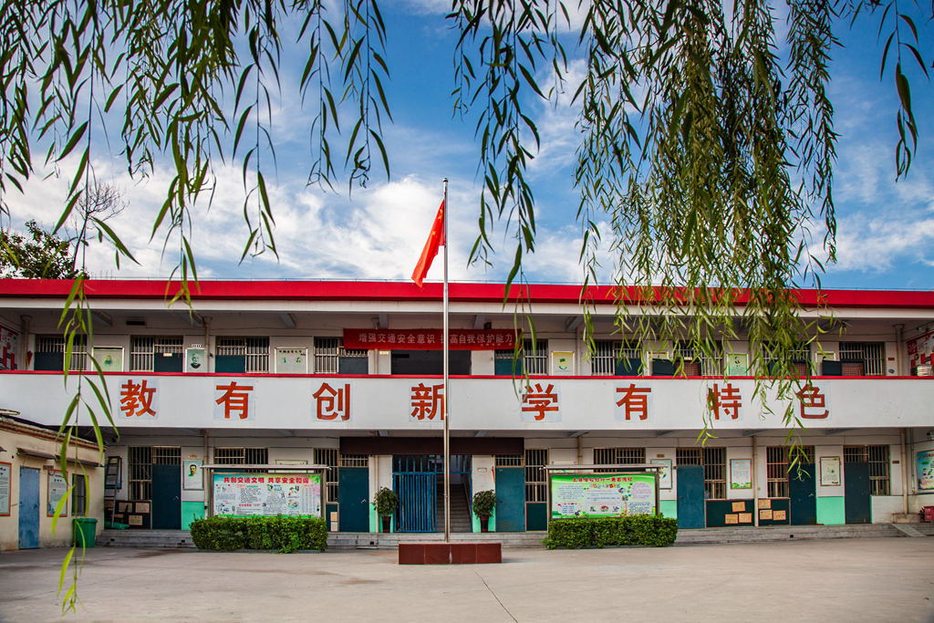 林州：東崗鄉(xiāng)村學(xué)校換新顏 (97)